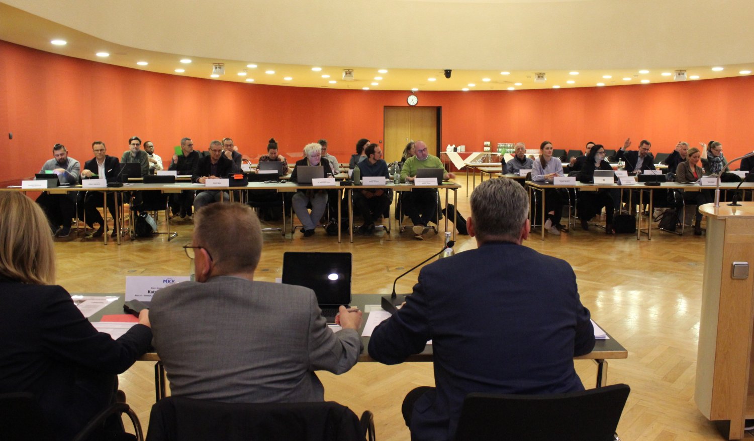 Im Barbarossasaal tagte der Klimabeirat unter dem Vorsitz des Ersten Kreisbeigeordneten Andreas Hofmann (vorne rechts) und nahm seine inhaltliche Arbeit auf.