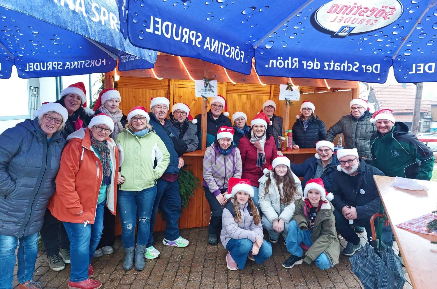 Auch im Dorfgemeinschaftshaus und Feuerwehrgerätehaus Hutten sowie auf dem Platz davor fand wieder ein Weihnachtsmarkt statt.