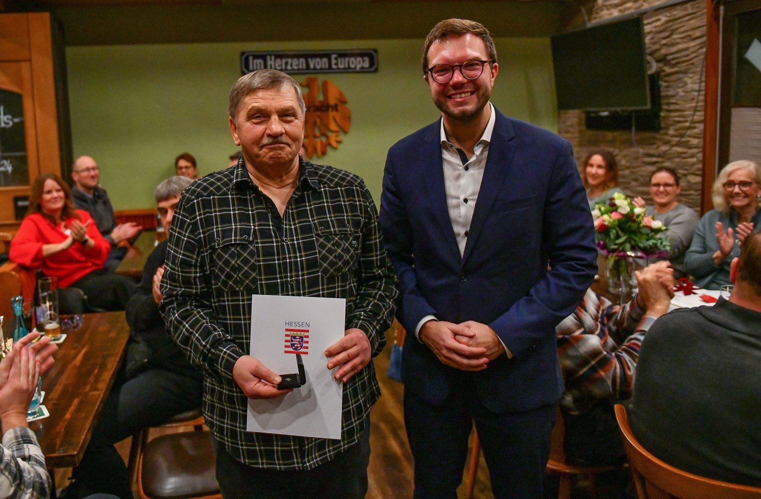 Norbert Sonnek (links) wurde von Bürgermeister Dr. Maximilian Bieri mit dem Landesehrenbrief für sein herausragendes ehrenamtliches Engagement ausgezeichnet. 
