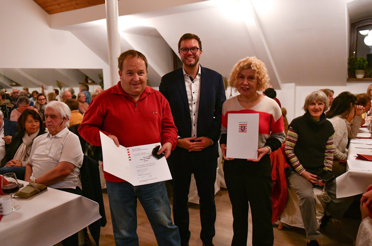 Silvia Schäfer und Marc-Eric Peter wurden von Bürgermeister Dr. Maximilian Bieri für ihre langjährige ehrenamtliche Tätigkeit im Blinden- und Sehbehindertenverbund in Hessen e.V. in der Bezirksgruppe Hanau mit dem Landesehrenbrief ausgezeichnet.