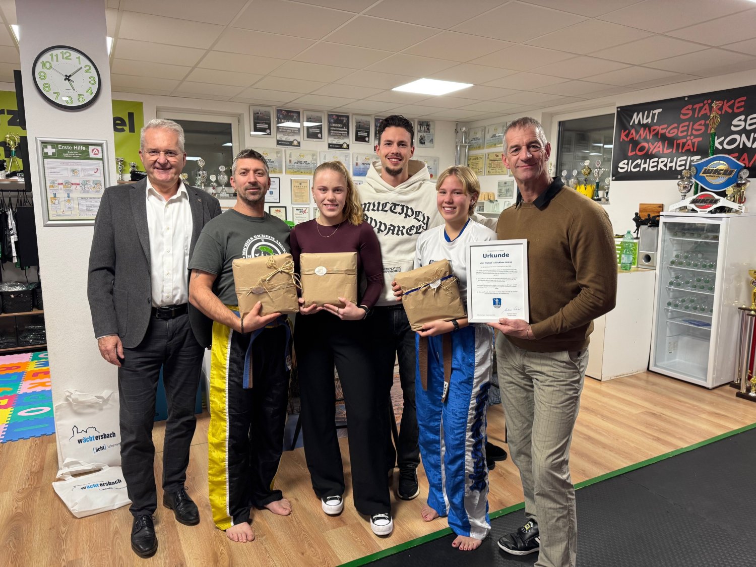 Bürgermeister Andreas Weiher hat die Kickbox-Arena Wächtersbach besucht und zeigt sich beeindruckt von den herausragenden sportlichen Leistungen des Studios im (fast) abgelaufenen Jahr.