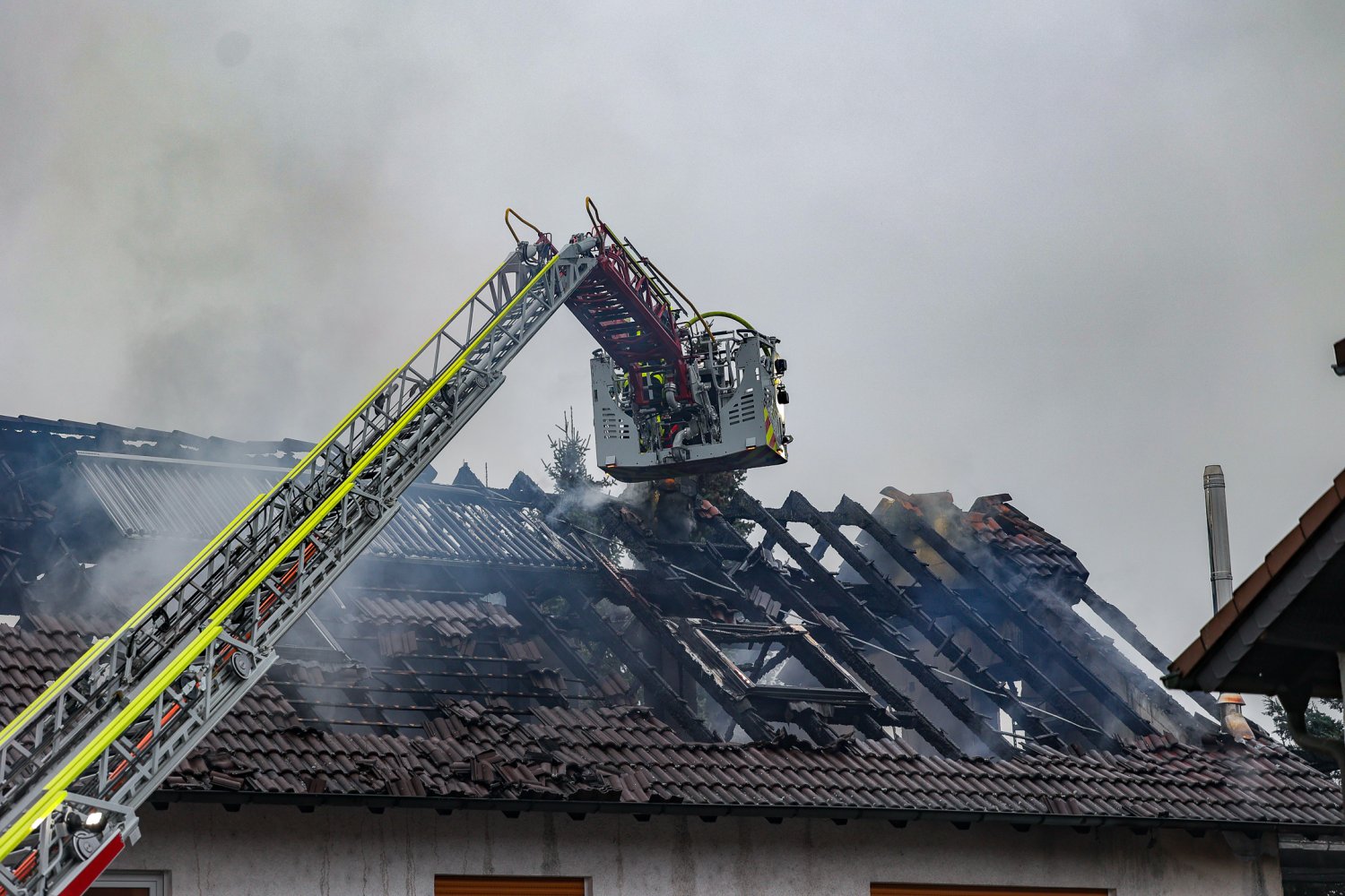 Einsatz für die Feuerwehr am Mittwochmorgen im Bruchköbeler Stadtteil Roßdorf: Der Dachstuhl eines Gebäudes stand licherloh in Flammen und ist vollständig ausgebrannt.
