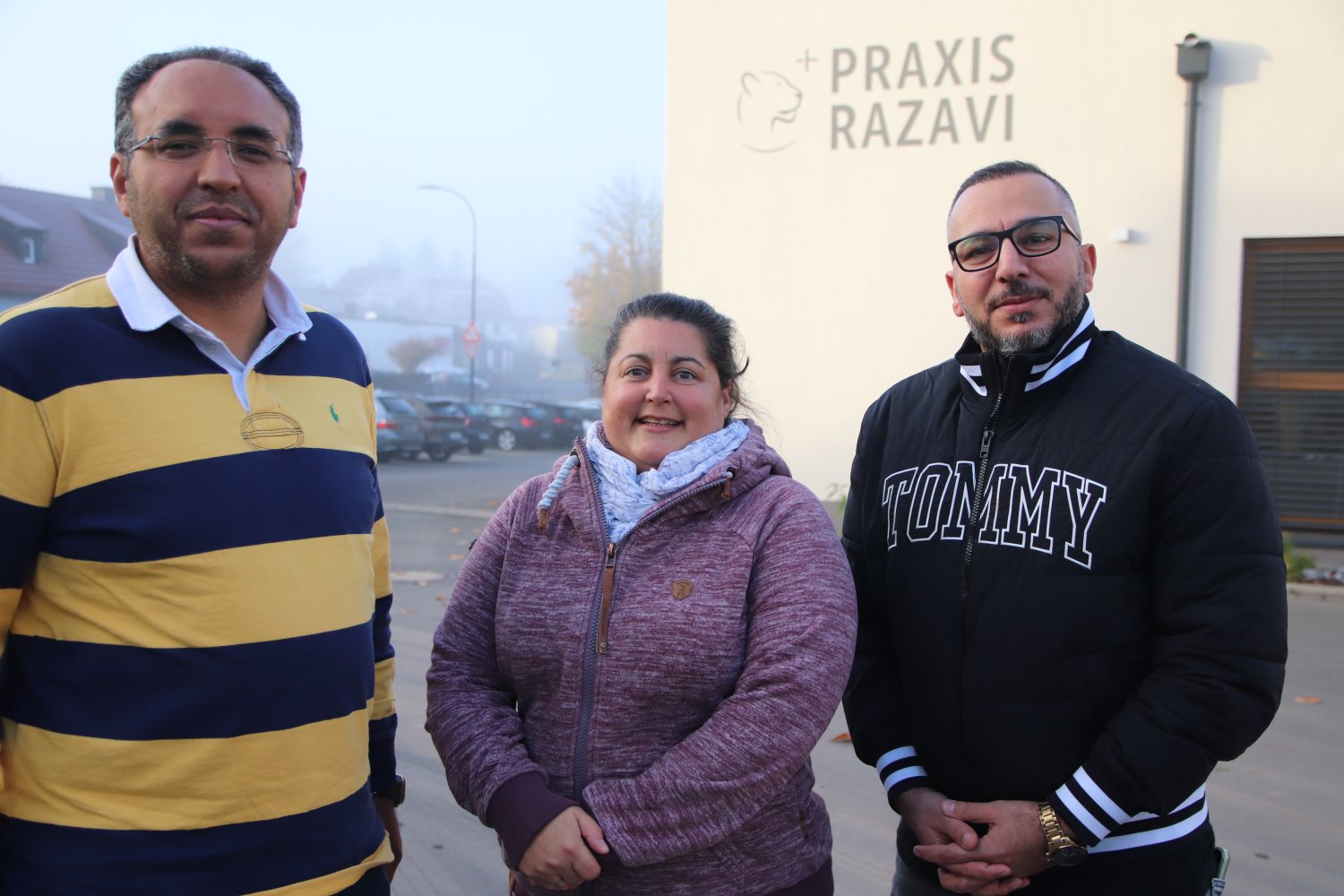 Diana Razavi freut sich, die beiden neuen Ärzte Ahmed Samir (links) und Firas Nesrini in ihrem Medizinischen Versorgungszentrum begrüßen zu können. 