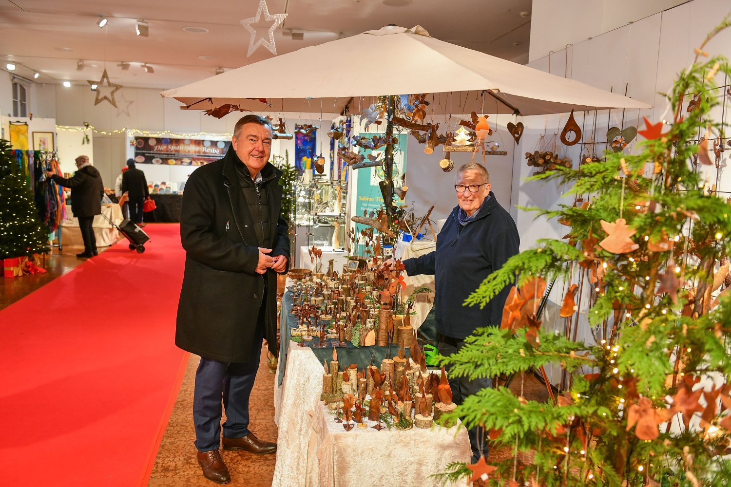 Seit vielen Jahren ist es Tradition, dass Oberbürgermeister Claus Kaminsky die Ausstellerinnen und Aussteller des Künstlerweihnachtsmarkts im Neustädter Rathaus besucht.