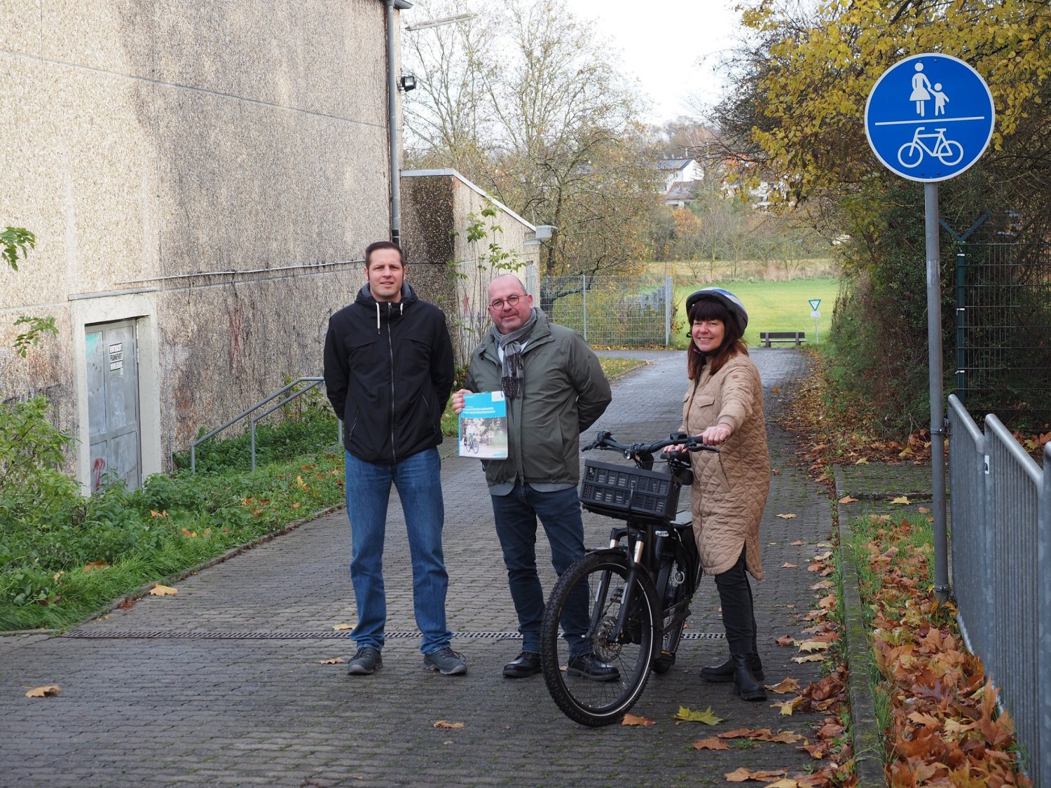 Elmar Sachs (links), Radverkehrsbeauftragter des Main-Kinzig-Kreises, Rainer Vogel (links), Erster Stadtrat der Stadt Nidderau, und Katja Adams, Fachbereichsleiterin Umwelt.