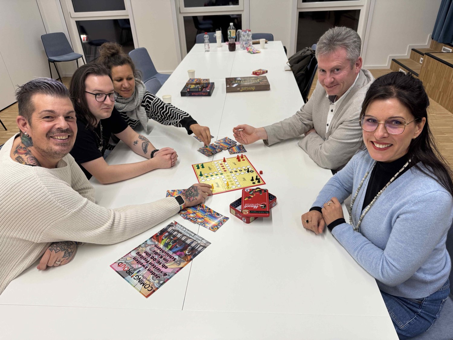 Steve Euler (Queer* Main-Kinzig), Lara Scharf (Coming Proud), Mirjam Fischbach (Geschäftsführerin von Pro Familia Schlüchtern), Erster Kreisbeigeordneter Andreas Hofmann und Grit Ciani (Gleichstellungsbeauftragte des Main-Kinzig-Kreises) (v.li.).
