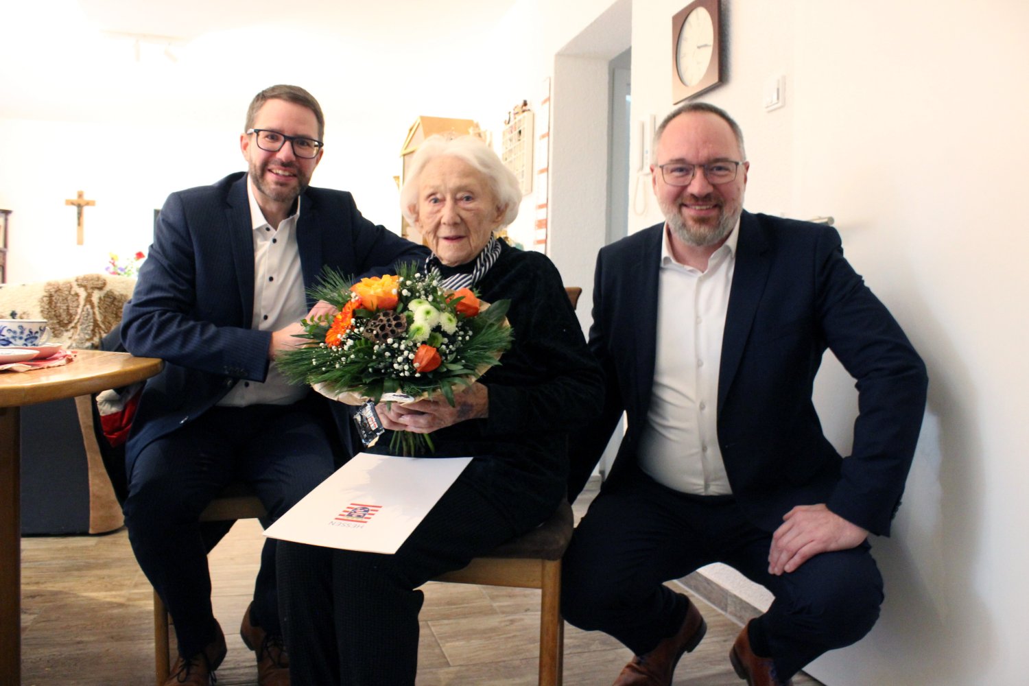 Landrat Thorsten Stolz (links) und Bürgermeister Matthias Schmitt gratulieren der ältesten Bürgerin der Gemeinde Biebergemünd, Maria Bielitz, zum 103. Geburtstag.