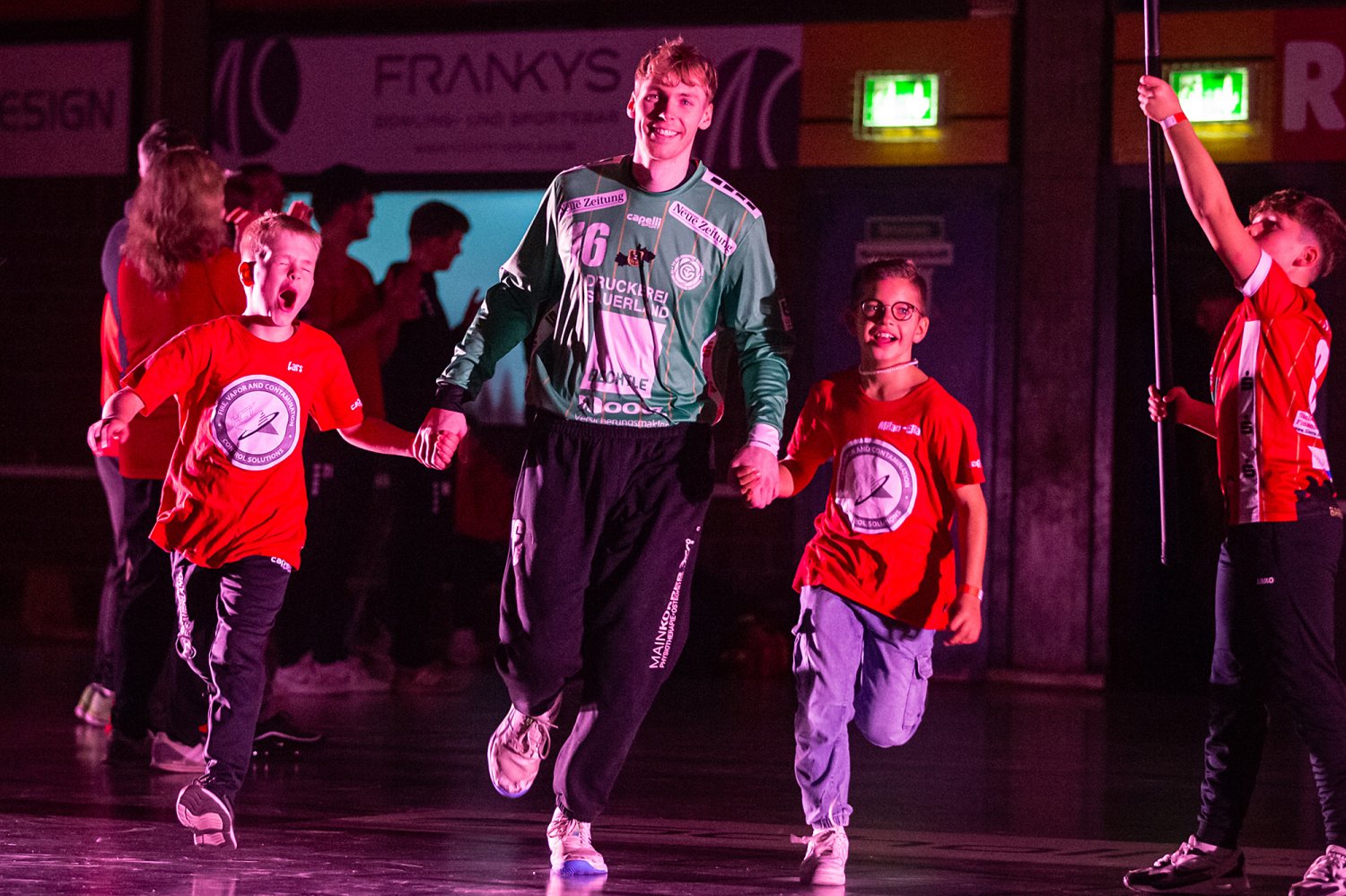 Zum Weihnachtsspiel gegen die HSG Rodgau-Nieder-Roden (Freitag, 20 Uhr) hat der Handball-Drittligist alle Spieler und Spielerinnen der Jahrgänge 1995 bis 2004 in die Rudi-Lechleidner-Halle eingeladen.