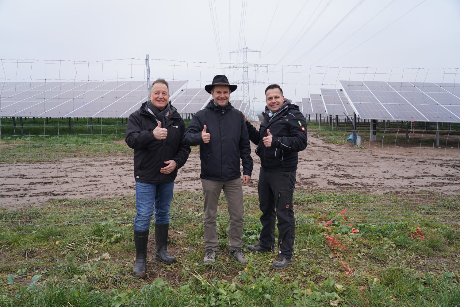 Bürgermeister Dr. Albrecht Eitz (Mitte), Thomas Ott (links) und Torsten Eurich von der Next Energy GmbH haben den Solarpark in Betrieb genommen.
