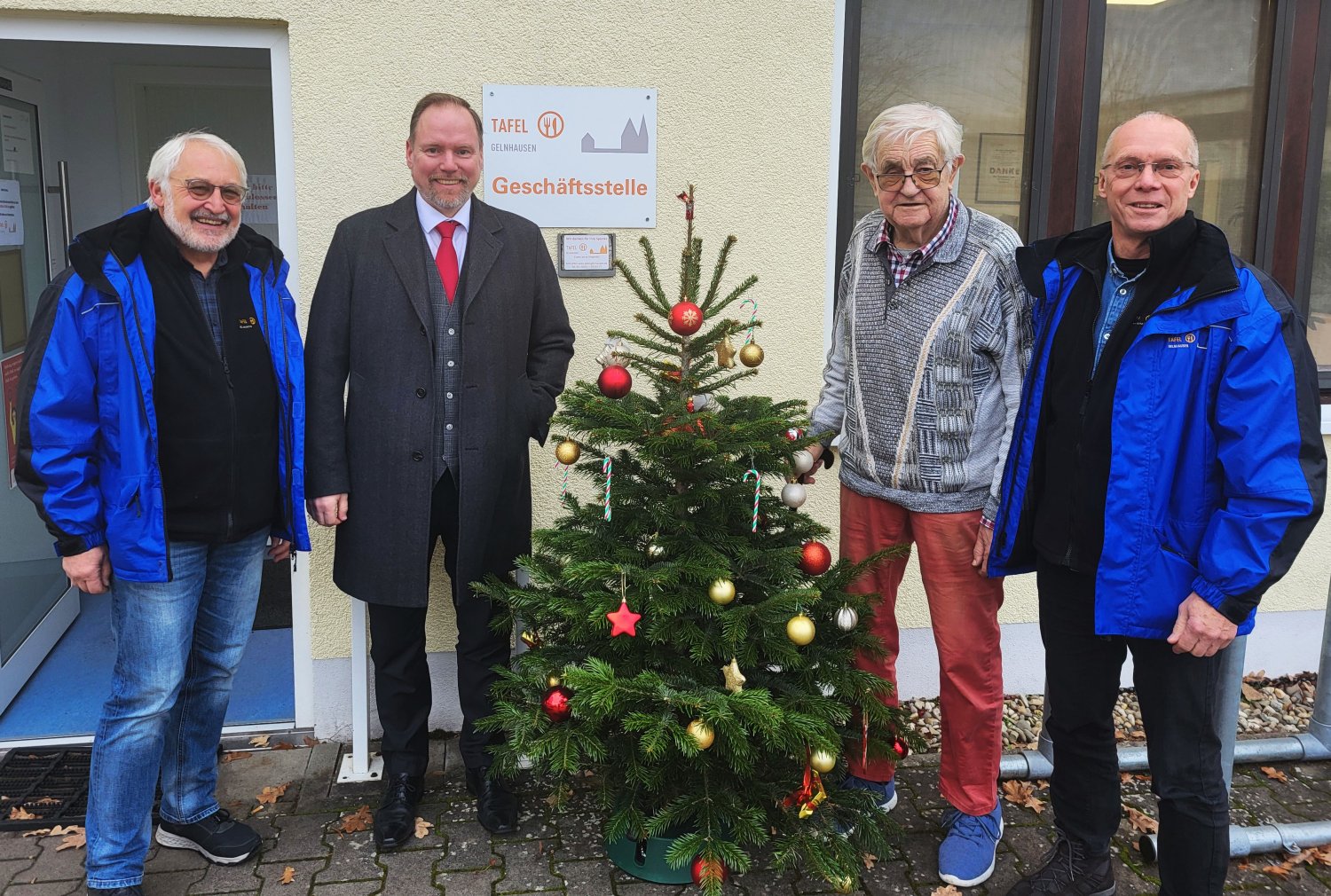 Bürgermeister Christian Litzinger (2. v. l.) und die Vertreter des Vorstandes der Tafel Gelnhausen Harald Geib (links), Claus Witte (2. v. r.) und Dr. Norbert Nimmerfroh (rechts).