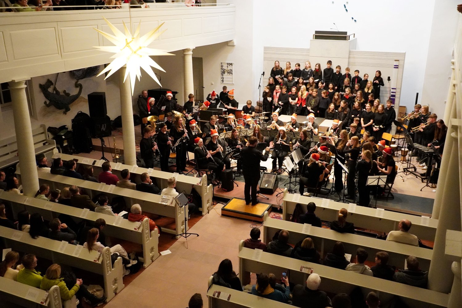 „Weihnachtsklänge“: Das Weihnachtskonzert der musikalischen Ensembles des UvHG begeisterte.