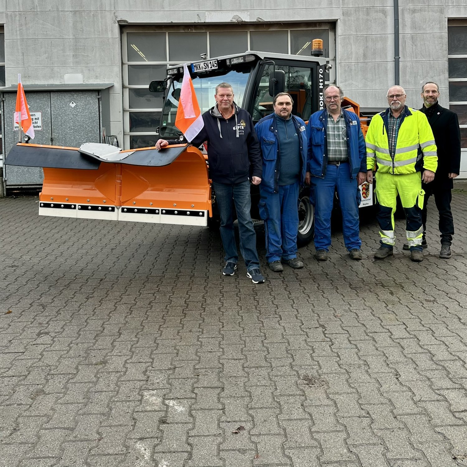 Ein Alleskönner für den Bauhof: Bauhofleiter Werner Christiansen, Stefan Wörner, Jens-Uwe Bär, Alexander Kalbfleisch und Bürgermeister Andreas Bär (von links) mit dem neuen Kommunalgeräteträger.