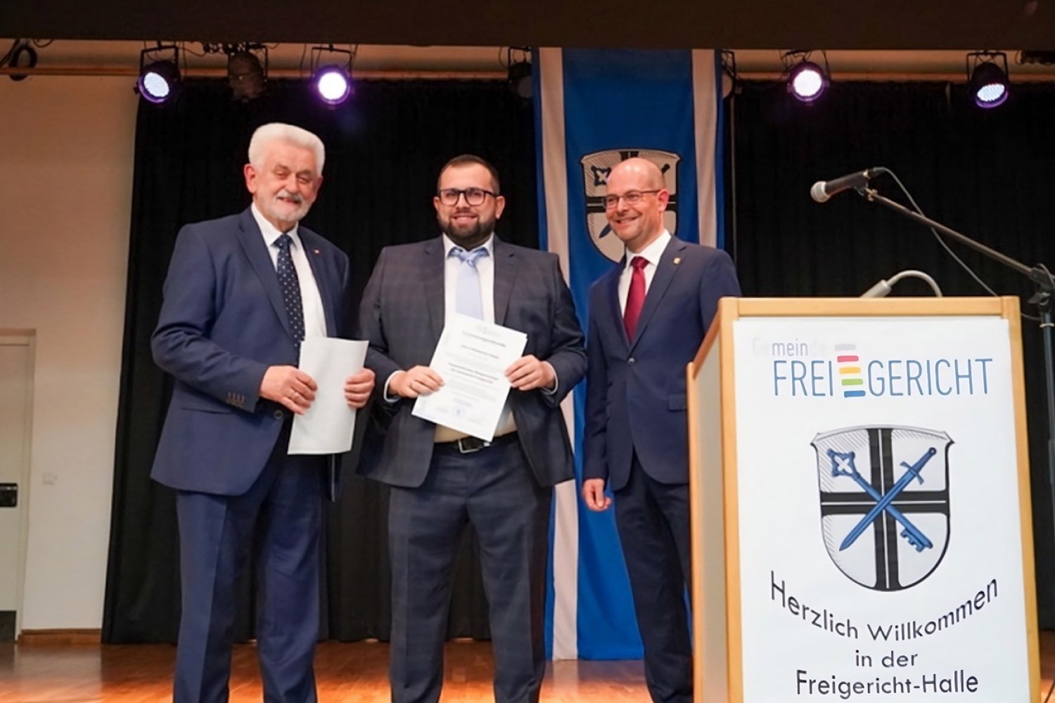 Beste Laune bei der Amtseinführung haben (von links): Hugo Klein, Vorsitzender der Gemeindevertretung, der neue Bürgermeister Waldemar Gogel und sein Amtsvorgänger Dr. Albrecht Eitz.