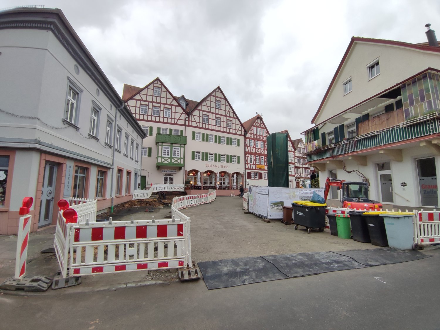 Im November dieses Jahres haben die Arbeiten zur Neugestaltung der Oberfläche am Marktplatz begonnen.