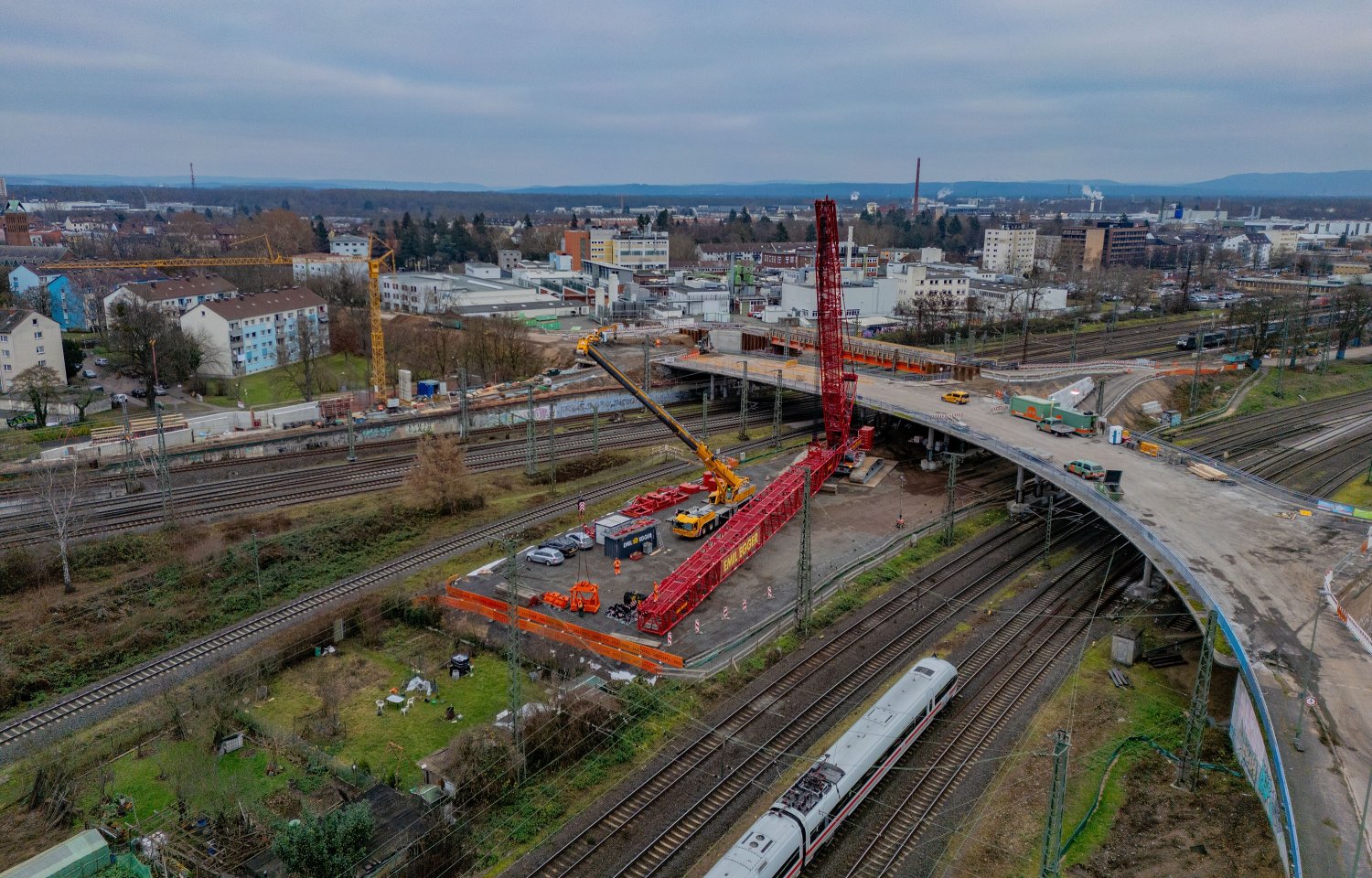 Der Raupenkran ist aufgebaut: Die Hauptbahnhofbrücke wird nach Weihnachten abgerissen.