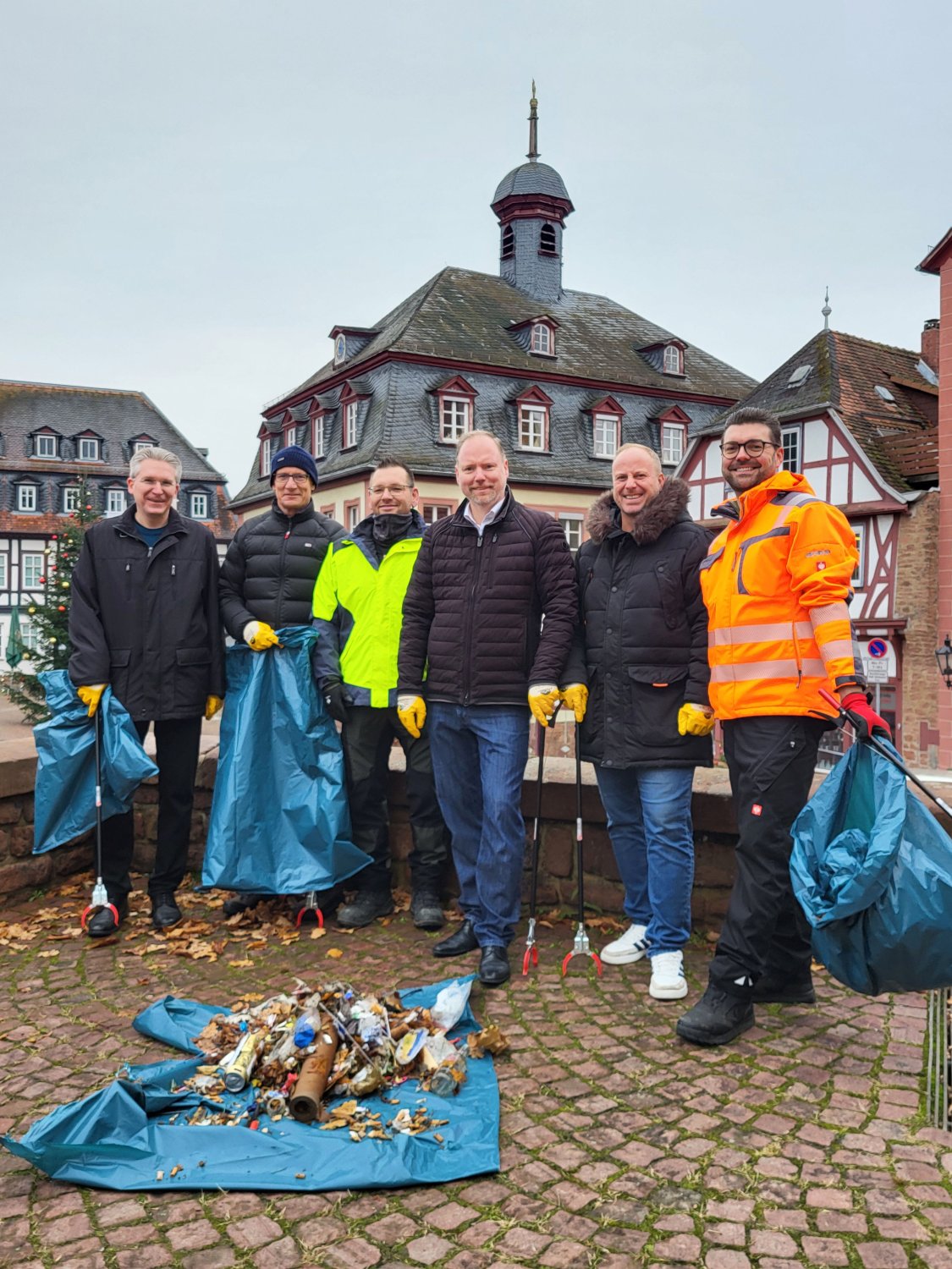 Bürgermeister Christian Litzinger (3. v. r.) und Mitarbeiter der Stadtverwaltung nach der Aufräumaktion auf dem Obermarkt in der Gelnhäuser Altstadt.
