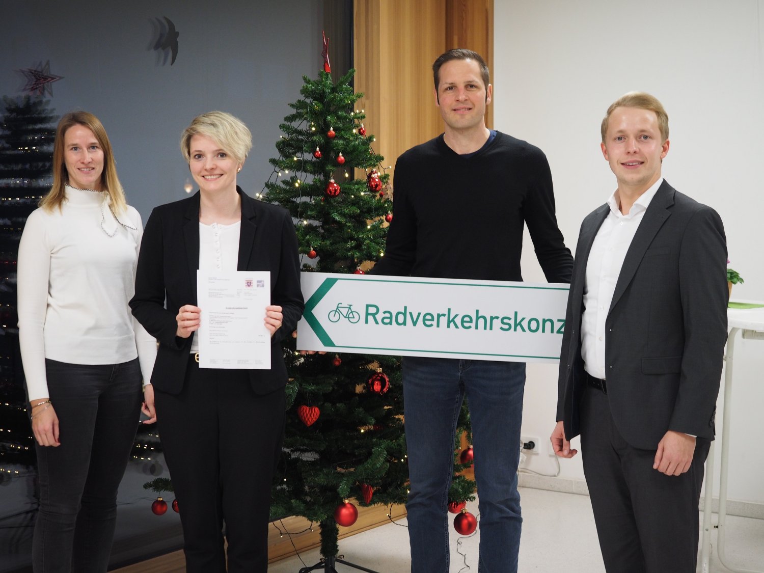 Kreisbeigeordneter Jannik Marquart (rechts) übergab Großkrotzenburgs Bürgermeisterin Theresa Neumann (Zweite von links) im Beisein von Viola Reusing, Fachbereichsleiterin Bauverwaltung der Gemeinde Großkrotzenburg, und Elmar Sachs den Förderbescheid.