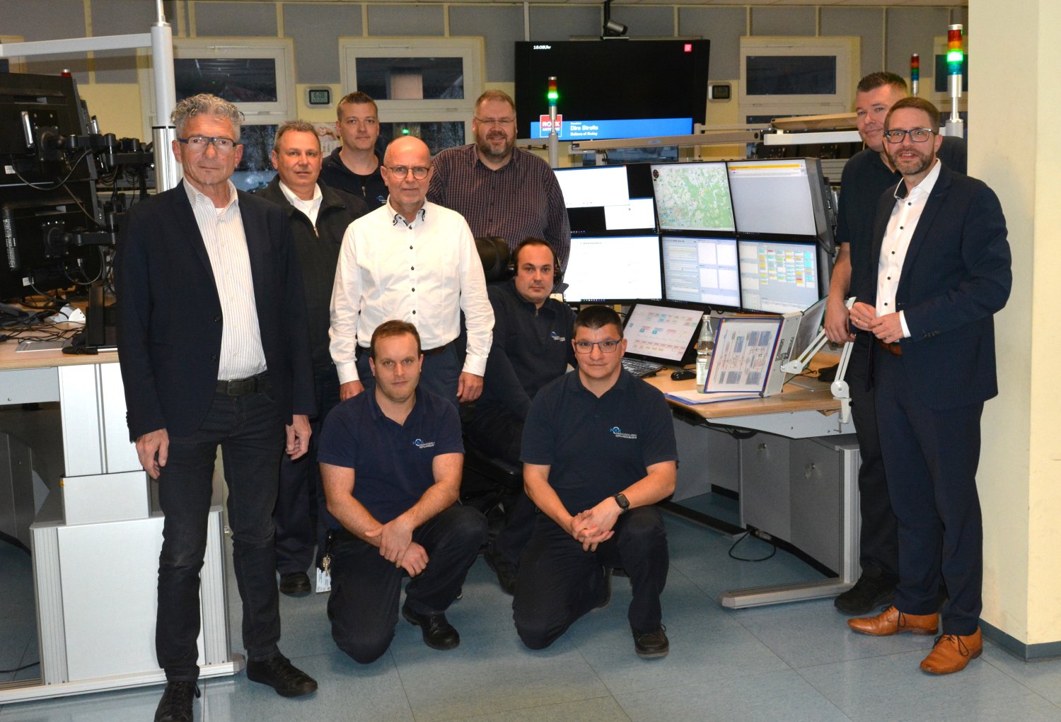 Landrat Thorsten Stolz (rechts) bei seinem Besuch der Leitstelle. Dabei nutzt er die Gelegenheit zum Jahresrückblick mit Amtsleiter Dr. Wolfgang Lenz (links), Kreisbrandinspektor Markus Busanni (2.v.l.) und Sachgebietsleiter Reiner Kaul (Mitte).
