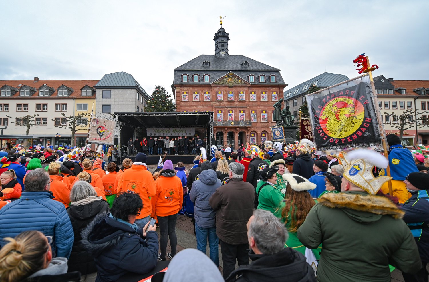 Am Sonntag, 12.01.2025, erstürmen die vereinten Karnevalsvereine und Garden aus der Kernstadt und den Stadtteilen das Neustädter Rathaus. Um 11:11 Uhr ziehen die Närrinnen und Narren in einem Fußmarsch über die Hammerstraße Richtung Marktplatz los. 