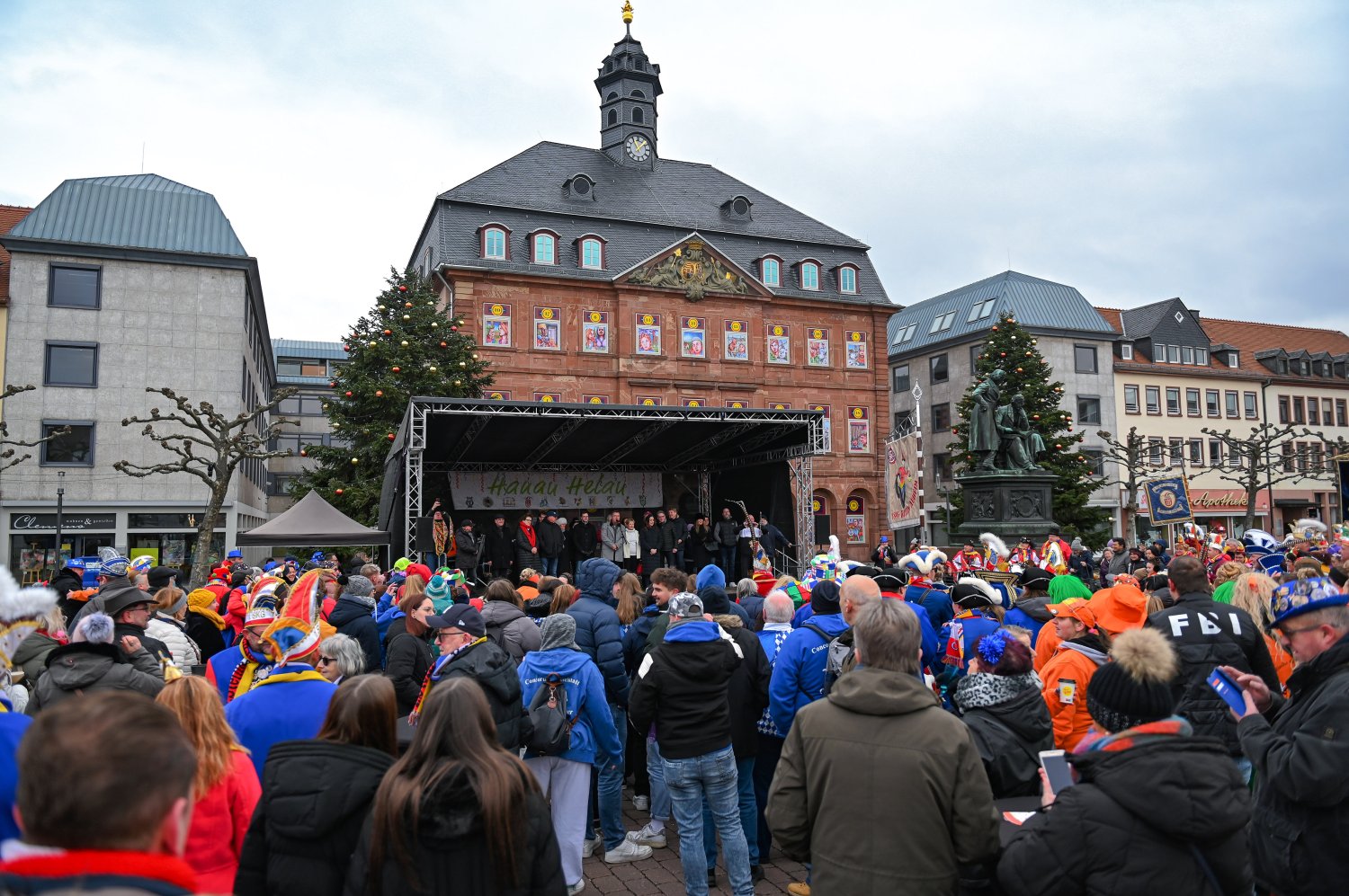 Der traditionelle Rathaussturm lockte auch im vergangenen Jahr viele Menschen auf den Hanauer Marktplatz: Die närrische Machtprobe beginnt in diesem Jahr am 12. Janaur um 11.11 Uhr.