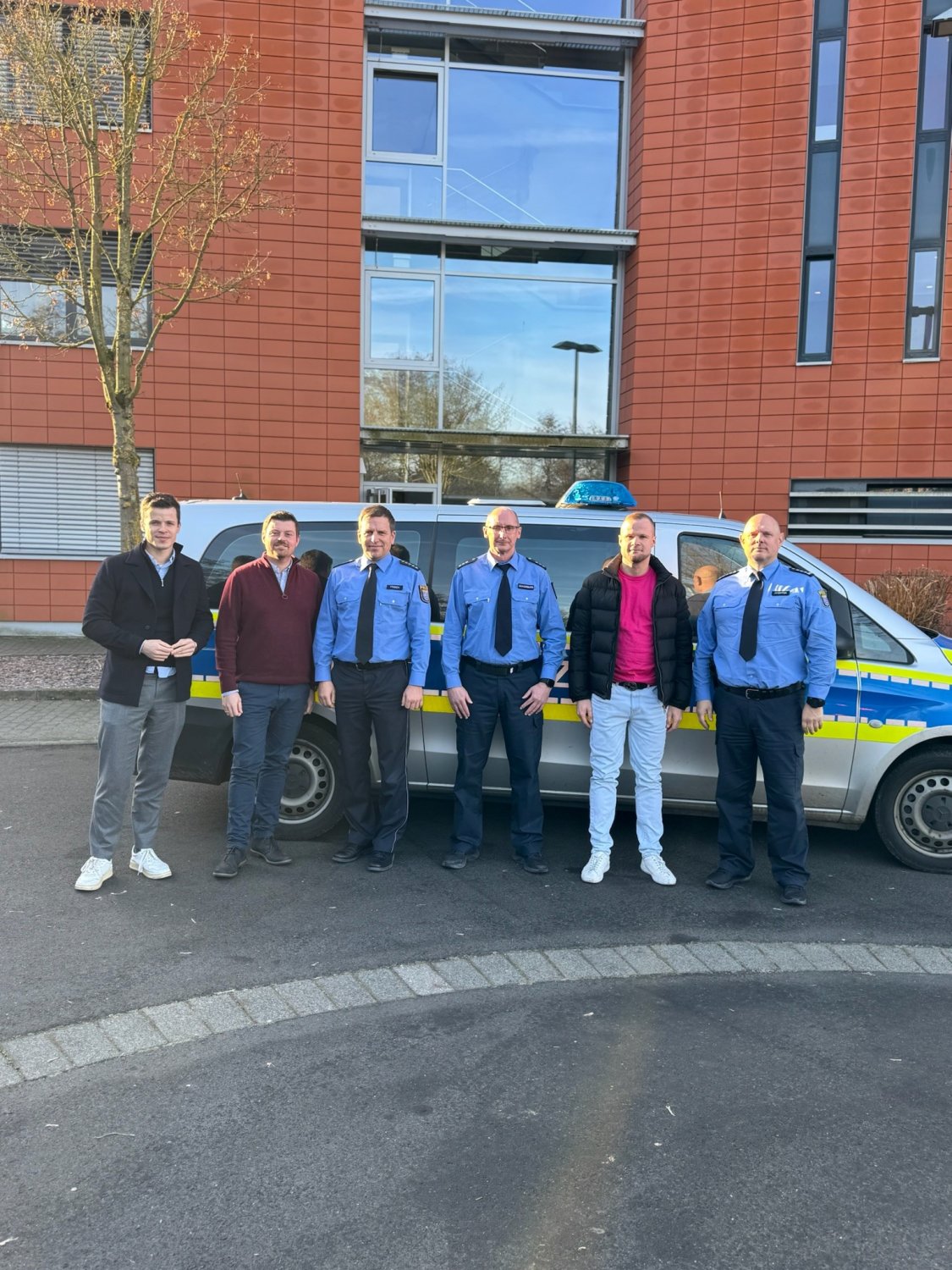 Traditioneller Dankesbesuch bei der Blaulichtfamilie_Landtagsabgeordneter Appel (2. von links) und CDU-Bundestagskandidat Wiegelmann (1.links) besuchen Polizeistation in Büdingen.