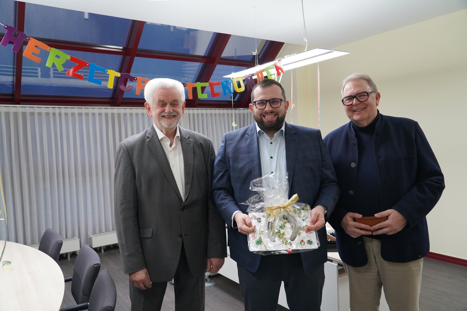 Ein Hufeisen zum Einstand – Hugo Klein (links) und Heinz Höfler (rechts) heißen den neuen Bürgermeister Waldemar Gogel herzlich willkommen.