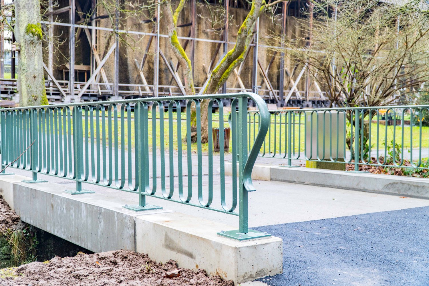 Die Brücke misst 3 Meter in der Länge, 4 Meter in der Breite und wiegt beeindruckende 7,5 Tonnen.