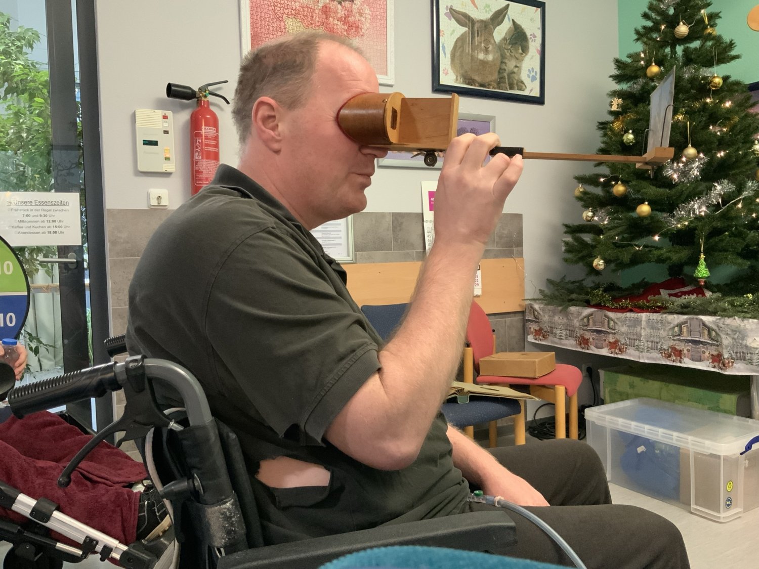 Marian Guzan nahm die Bewohnerinnen und Bewohner des Altenzentrums Rodenbach auf eine unterhaltsame Zeitreise mit.