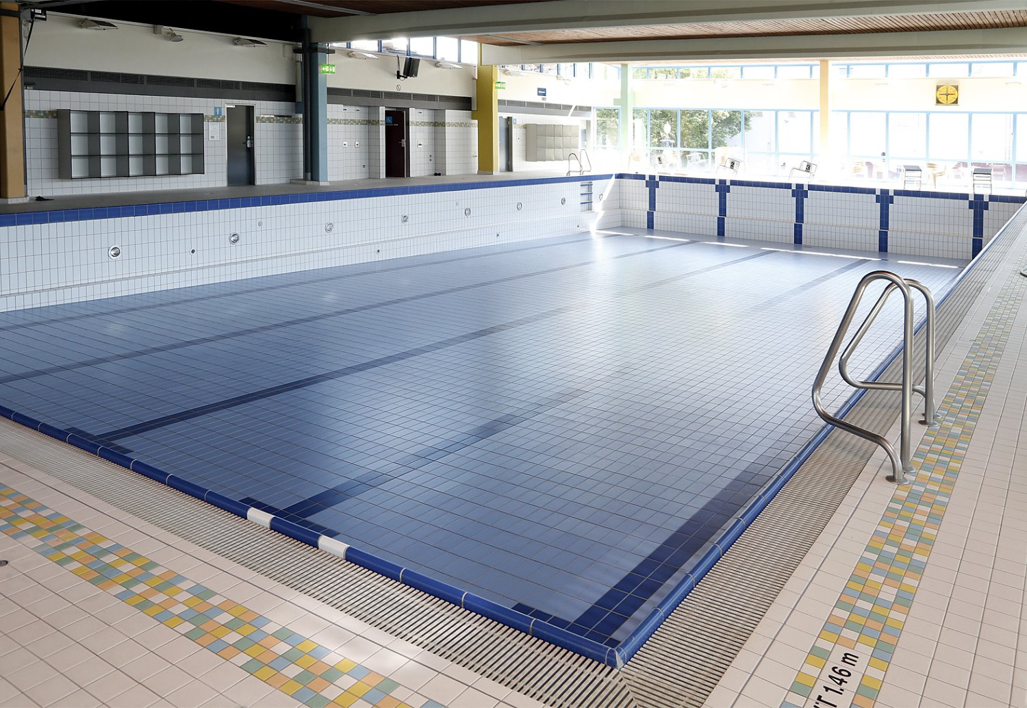 Das leere Schwimmerbecken des Maintalbads wird zum Kinosaal. Am 24. Januar werden dort zwei Filme gezeigt.