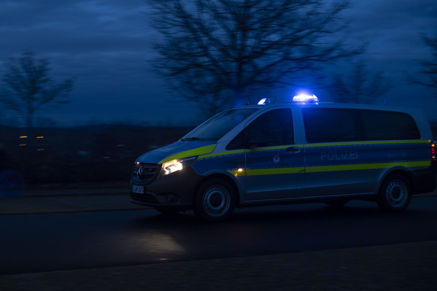 Die Kriminalpolizei ermittelt nun unter anderem wegen Herbeiführens einer Sprengstoffexplosion und bittet um weitere Hinweise.