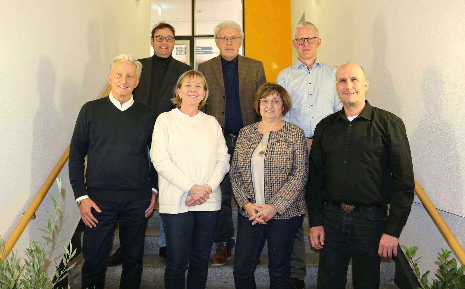 Der neue Stiftungsrat mit (hintere Reihe von links): Jörg Mair, Gerhard Jackel, Joachim Hild, sowie (vordere Reihe von links): Norbert Böttge, Silvia Brand, Karin Grauel und Sven Winter. Es fehlt der Erste Kreisbeigeordnete Andreas Hofmann.