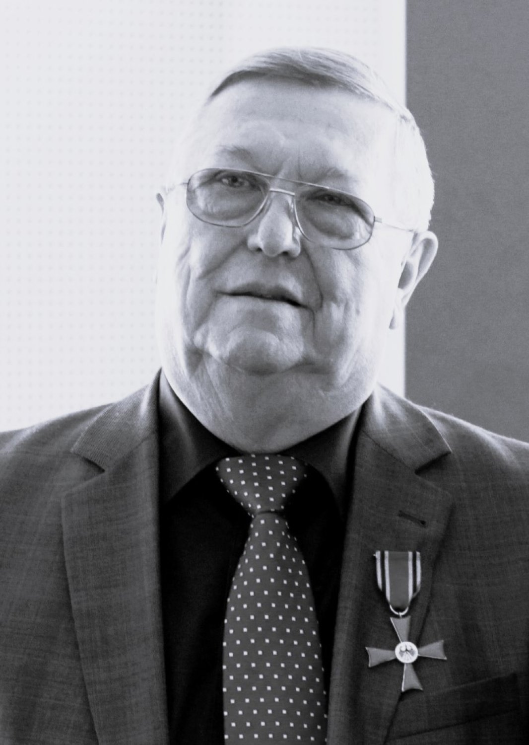 Hans-Jürgen Freund im Jahr 2016 bei der Verleihung des Bundesverdienstkreuzes.