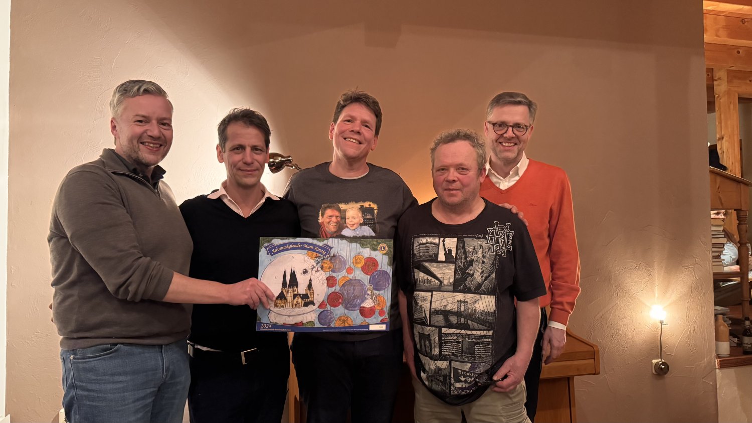 Christian Kinner (rechts) und seine Clubfreunde feiern den Erfolg des Benefizkalenders. Mit dabei: Edmund Kunkel (2. von rechts), der als Fahrer die Auslieferung übernommen hat.