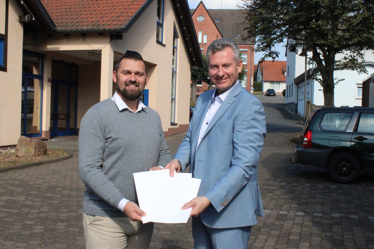 Eine Konzeptstudie soll der Gemeinde Möglichkeiten aufzeigen, das Areal zwischen Mehrzweckhalle und Rathaus umzugestalten. Einen Förderbescheid dafür erhielt Bürgermeister Thomas Henfling aus den Händen des Ersten Kreisbeigeordneten Andreas Hofmann.