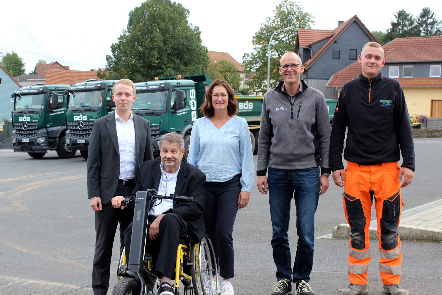 Kreisbeigeordneter und Wirtschaftsdezernent Jannik Marquart (links) und Walter Dreßbach (2.v.li.) sprachen mit Firmeninhaber Thorsten Bös und seiner Frau Daniela Krack sowie Sohn Simon Bös über die Herausforderungen im Bereich Tiefbau.