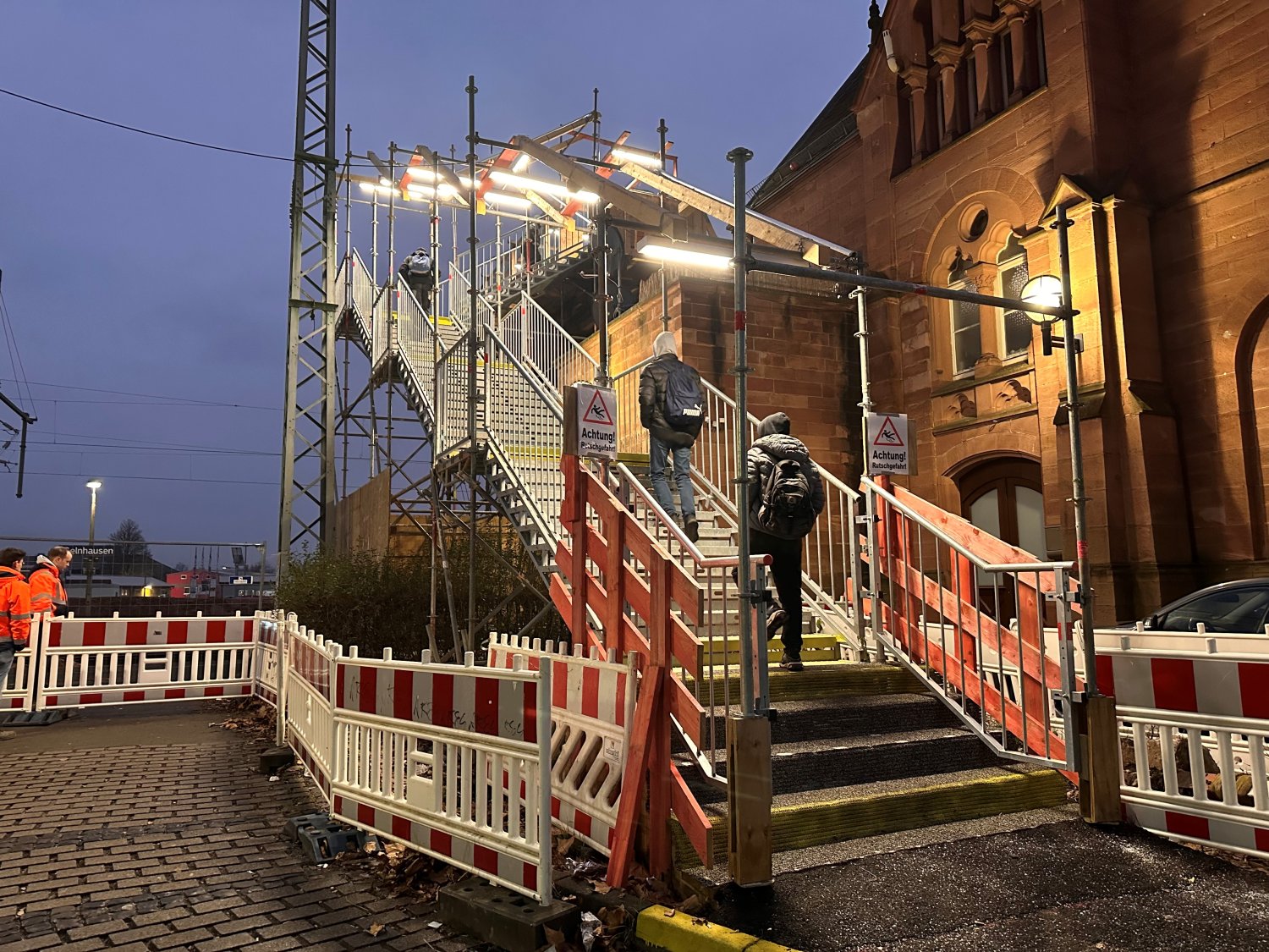 Die provisorische Fußgängerbrücke am Bahnhof Gelnhausen, die bereits im November fertiggestellt wurde, ist jetzt für Nutzer freigegeben worden.