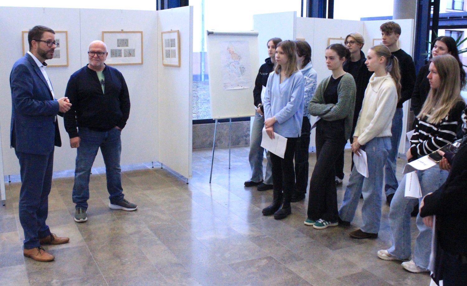 Ausstellungseröffnung mit Landrat Thorsten Stolz und Werner Fromm sowie einer Gruppe des Grimmelshausen-Gymnasiums in Gelnhausen.