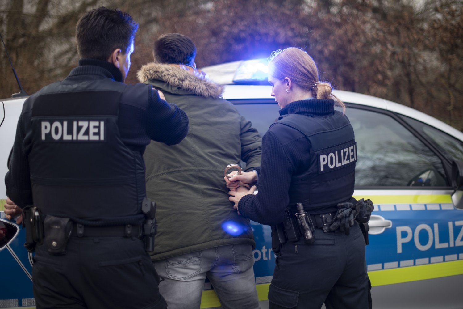 Während des Einsatzes wurde ein Haftbefehl vollstreckt. 14 Beschuldigte mussten die Ermittlerinnen und Ermittler im Anschluss an die Wohnungsdurchsuchung zwecks Vernehmung auf die nächstgelegene Dienststelle begleiten.