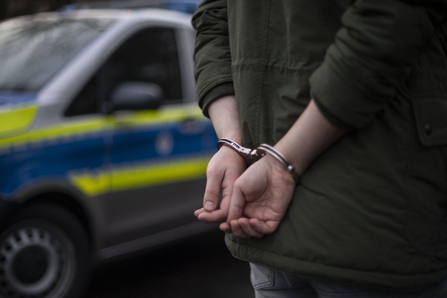 Mit körperlicher Gewalt und dem Einsatz von Pfefferspray gelang es den Uniformierten schließlich, dem Mann die Handschellen anzulegen und weitere Attacken zu unterbinden.