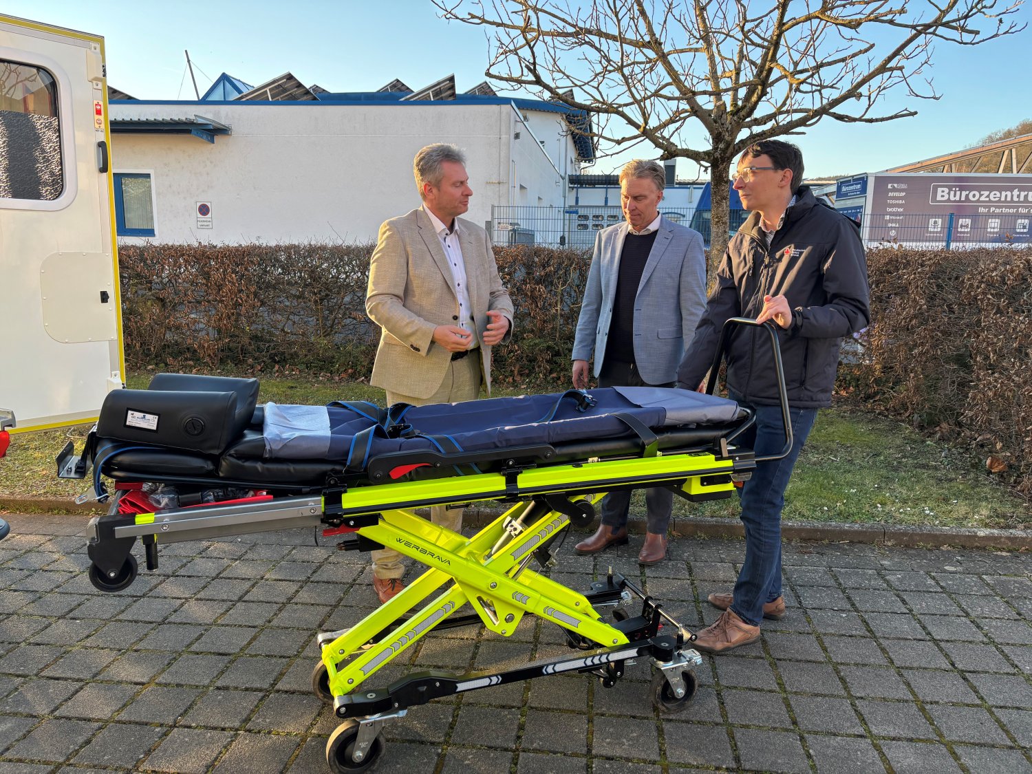 Andreas Hofmann, Erster Kreisbeigeordneter, Michael Kronberg, Vorstandsvorsitzender und Kreisgeschäftsführer des DRK, und Fabian Gastine, Mitglied des Vorstands und Rettungsdienstleiter.