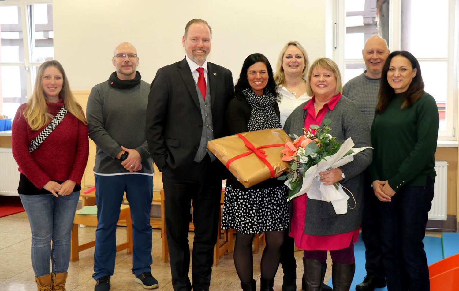 Abschied mit einem lachenden Auge: Ursula Schüch-Garkisch (mit Blumen) geht in Rente, arbeitet aber in Teilzeit weiter. 