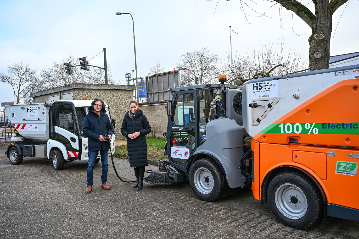 Stadträtin Isabelle Hemsley und HIS-Betriebsleiter Markus Henrich begutachten die neuen E-Fahrzeuge.