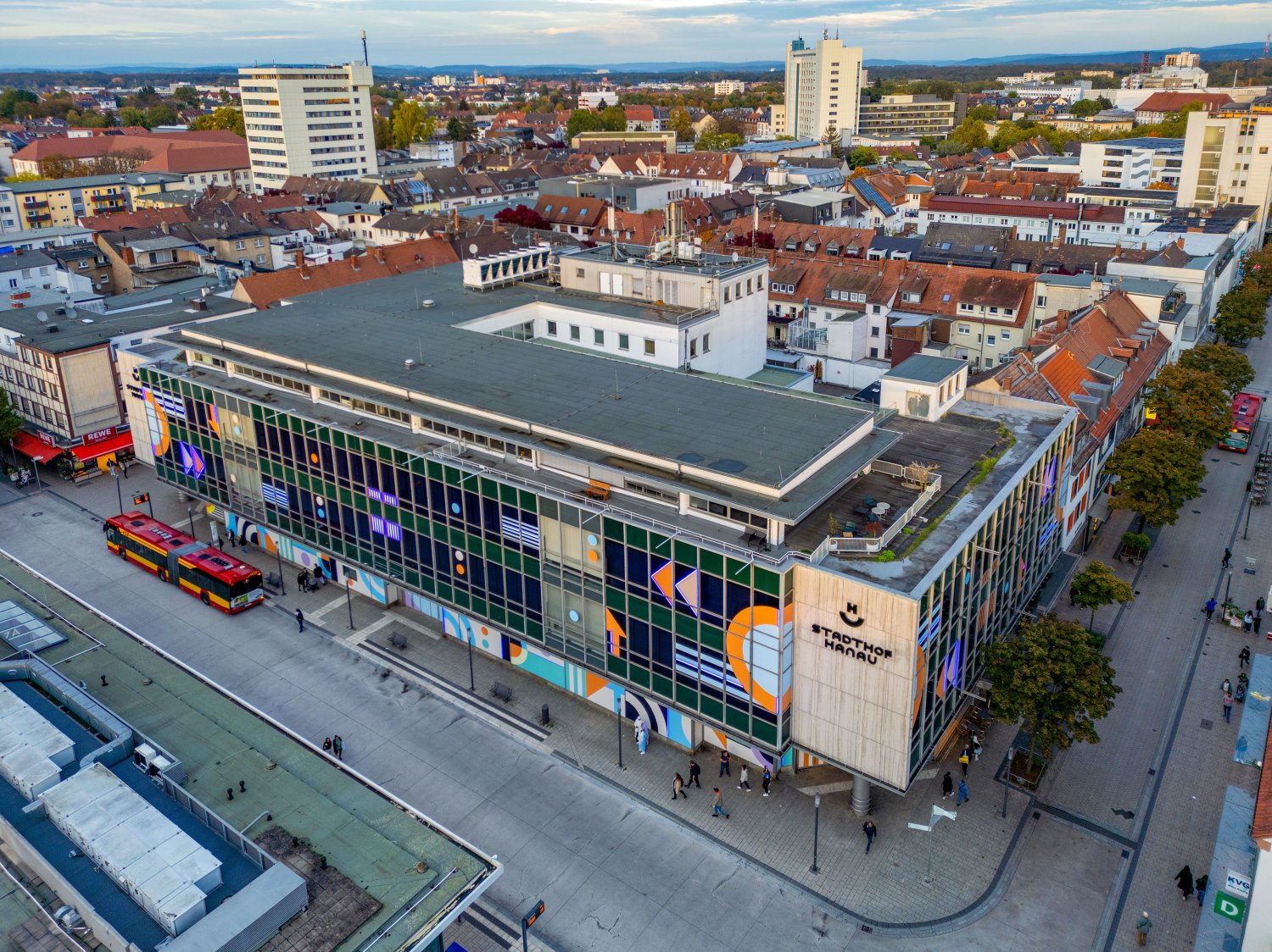 Am 13. März wird der Stadthof Hanau eröffnet. Die Bauarbeiten sind in der heißen Phase und gehen im Erdgeschoss und in der dritten Etage gut voran.