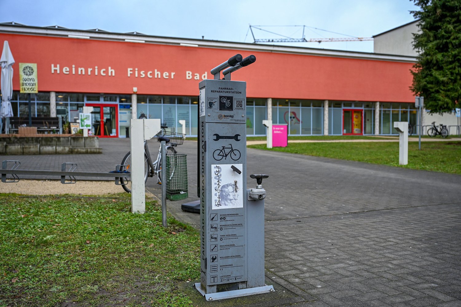 Fahrradreparatur-Stationen gibt es am Heinrich-Fischer-Bad (Foto), am Marktplatz und am Hauptbahnhof.