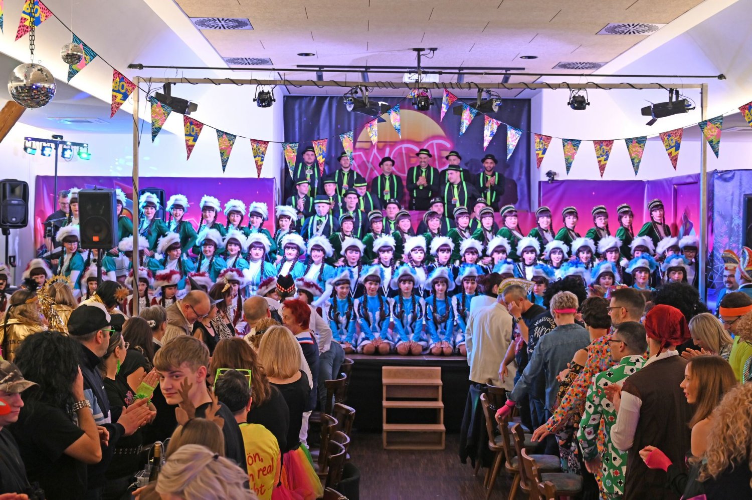 Zu einem wahren Tollhaus verwandelte der Wallrother Carneval-Club WCC „Die Wellblooe“ den vollbesetzten Saal des Landgasthofes Druschel bei seiner ersten Fremdensitzung.