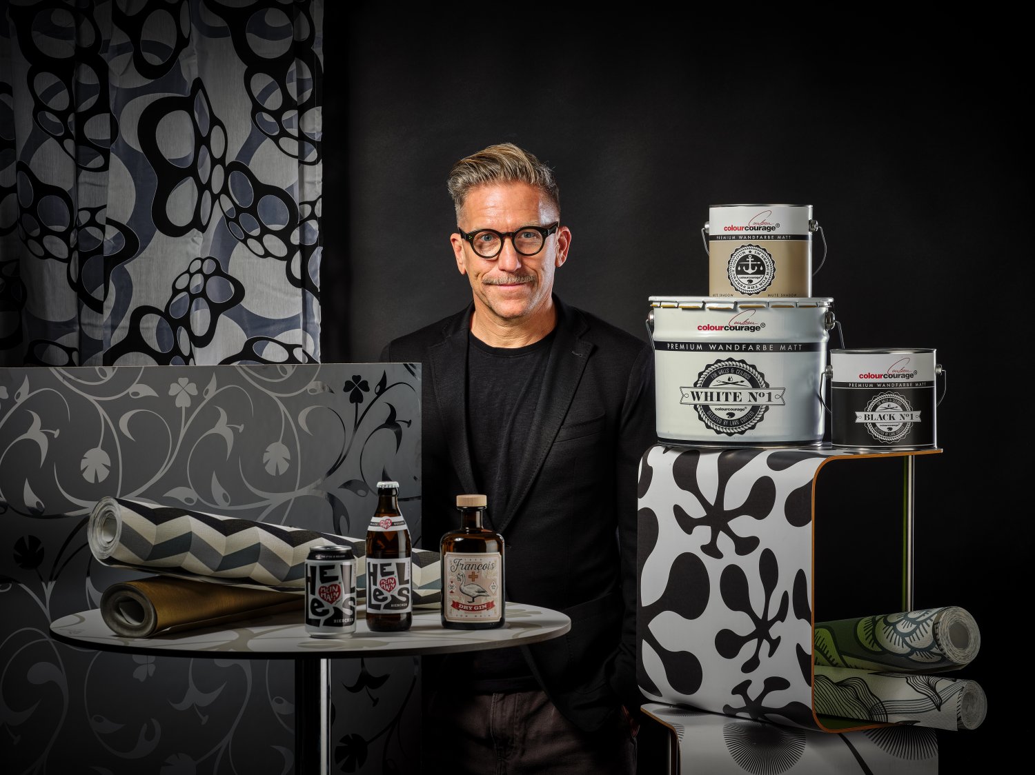 Lars Contzen und von ihm designte Produkte. 