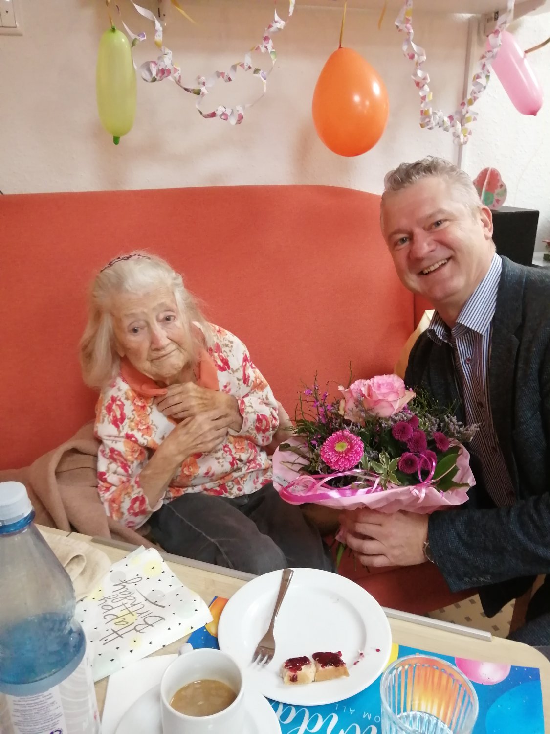 Der Geschäftsführer der APZ-MKK, Marco Maier, gratuliert der Bewohnerin der Senioren-Dependance Neuberg, Hildegard Pastuschka, zu ihrem 100. Geburtstag.