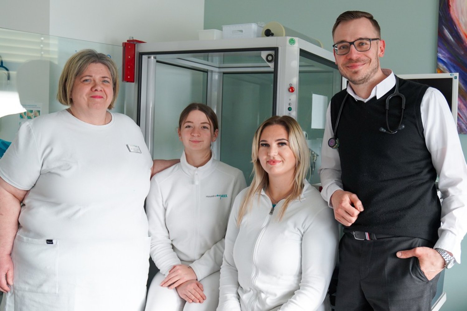 In ihrer pulmologischen Praxis kümmern sie sich um Patienten aus ganz Hessen (von links): Lungenfachärztin Andrea Weiler, Auszubildende Yessminda Hoffmann, Assistentin Samra Hasic und Arzt Ingo Roth, Leiter der überörtlichen Gemeinschaftspraxis.
