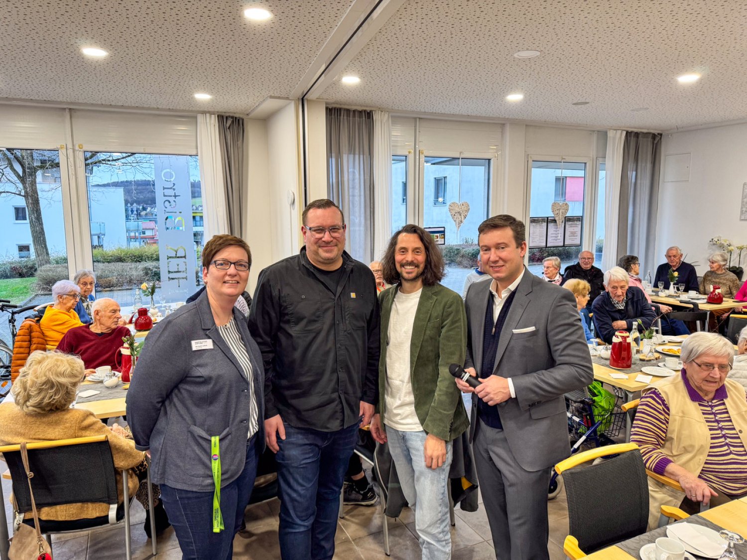 Sie hatten gemeinsam mit den Bewohnerinnen und Bewohnern eine Menge Spaß beim Bürgertalk (von links): Michaela Leibold und Nicolas Lubnow vom Haus im Bergwinkel sowie Bürgermeister Matthias Möller und Moderator Nico Bensing.
