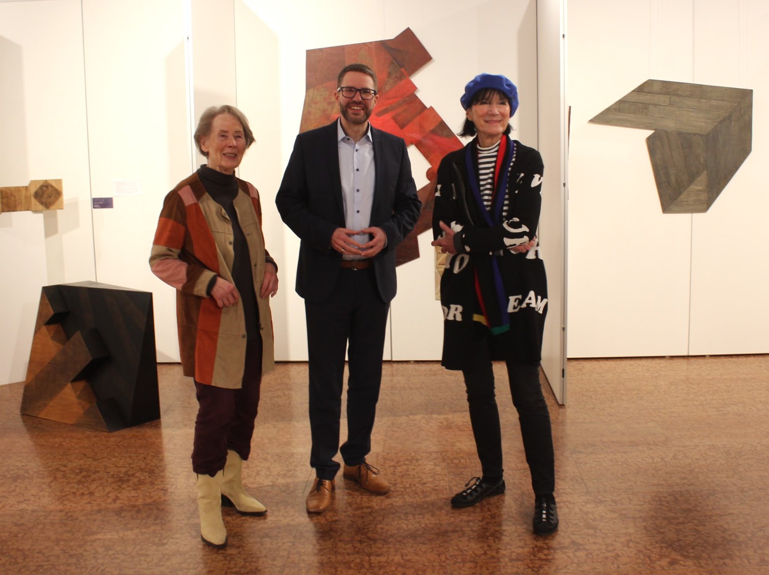 Landrat Thorsten Stolz beim Rundgang mit Franziska Haslinger (links) und Doris Schmidt-Haub.